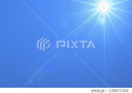 青空と太陽 直射日光 フリースペースイメージ( fix撮影 ) 青空と太陽 直射日光 フリースペースイメージ( fix撮影 ) 138671302