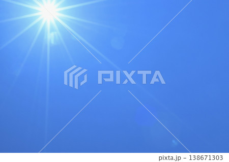 青空と太陽 直射日光 フリースペースイメージ( fix撮影 ) 青空と太陽 直射日光 フリースペースイメージ( fix撮影 ) 138671303