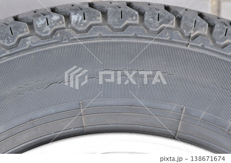 ひび割れたタイヤ 138671674