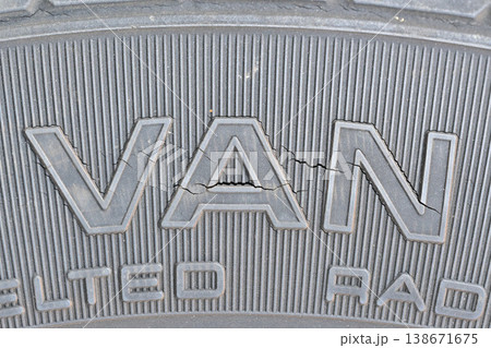 ひび割れたタイヤ ひび割れたタイヤ 138671675