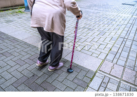 日本の横浜都市景観ずり足…隙間…。杖の高齢女性、長い舗装された歩道が続く…人生とは＝横浜市内 138671830