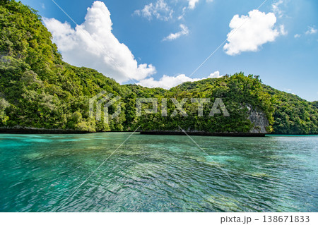 パラオ　世界遺産ロックアイランド　海と島の風景 138671833