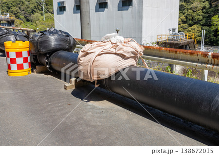 鹿児島県霧島市の豪雨災害現場の素材　水道管の臨時敷設されている現場 138672015