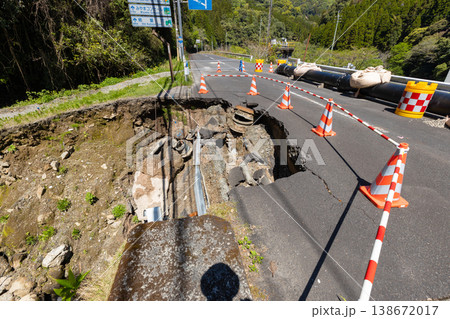 鹿児島県霧島市の豪雨災害現場の素材　水道管の臨時敷設されている現場 138672017