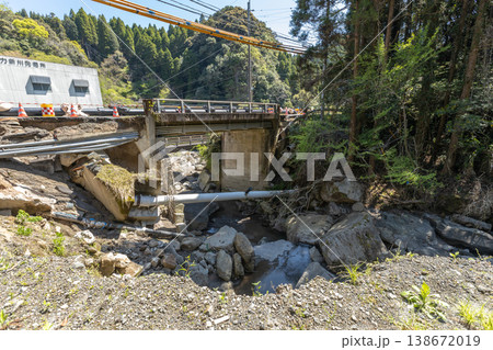 鹿児島県霧島市の豪雨災害現場の素材　水道管の臨時敷設されている現場 138672019