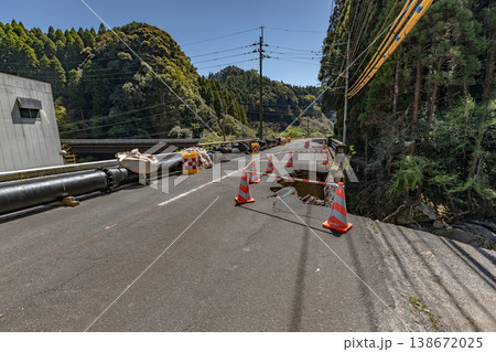 鹿児島県霧島市の豪雨災害現場の素材　水道管の臨時敷設されている現場 138672025