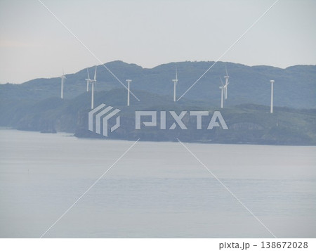 長崎県平戸市生月島、100mほど切り立つ断崖の上に立つ白亜の灯台、大バエ灯台から見た海の風景 138672028