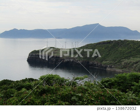 長崎県平戸市生月島、100mほど切り立つ断崖の上に立つ白亜の灯台、大バエ灯台から見た海の風景 138672032