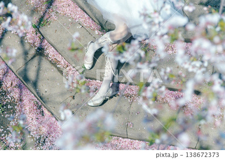 桜の中の女の子 桜の中の女の子 138672373