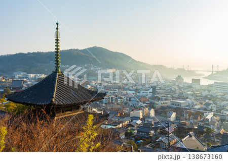 冬の瀬戸内　広島県尾道市　朝の天寧寺三重塔 138673160