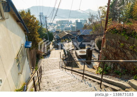 冬の瀬戸内　広島県尾道市　情緒ある坂の街 138673183