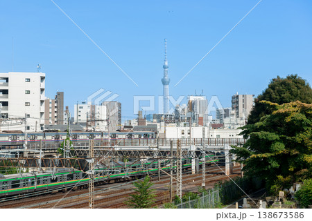 日暮里・鶯谷付近から望む東京スカイツリーと行き交う電車　JR常磐線と京成線が並走する風景 138673586
