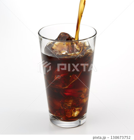 白いバックのコーヒーのイメージ 白いバックのコーヒーのイメージ 138673752