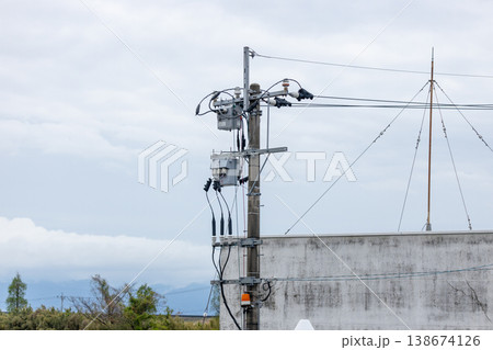 配電用電柱と変圧器の電力インフラ設備 138674126