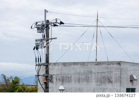 配電用電柱と変圧器の電力インフラ設備 配電用電柱と変圧器の電力インフラ設備 138674127