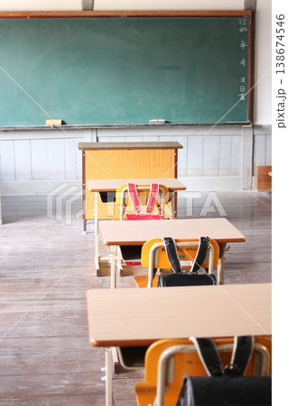 旧吹屋小学校の教室とランドセル(岡山県) 旧吹屋小学校の教室とランドセル(岡山県) 138674546
