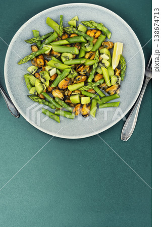 mussels salad with green asparagus and kiwi mussels salad with green asparagus and kiwi 138674713