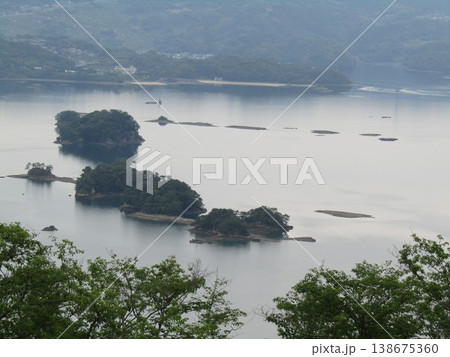 長崎県松浦市福島町、大山公園から見た伊万里湾に浮かぶ、大小48ほどの島々の「いろは島」 長崎県松浦市福島町、大山公園から見た伊万里湾に浮かぶ、大小48ほどの島々の「いろは島」 138675360
