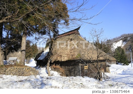 積雪で傷みが激しい茅葺屋根の古民家 積雪で傷みが激しい茅葺屋根の古民家 138675464
