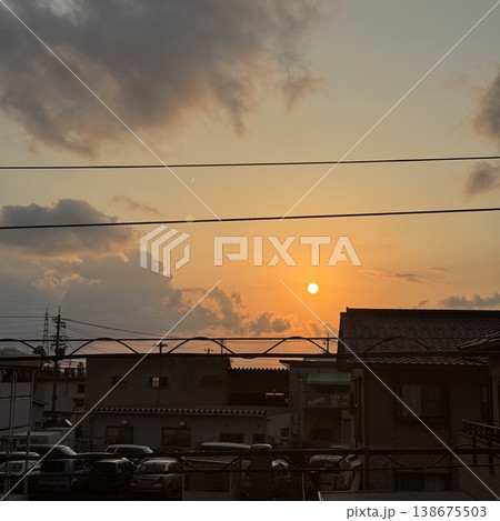 街中の夕焼け空 街中の夕焼け空 138675503