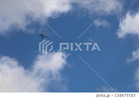 青空へ飛び立つ飛行機 138675583