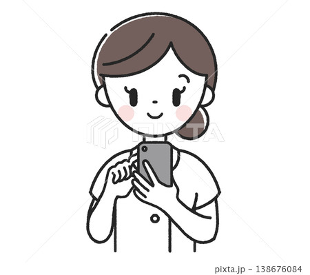 スマホを操作している女性看護師 スマホを操作している女性看護師 138676084