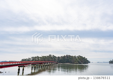 松島 福浦橋の赤い橋と島を結ぶ風景 宮城県 日本三景 松島 福浦橋の赤い橋と島を結ぶ風景 宮城県 日本三景 138676511