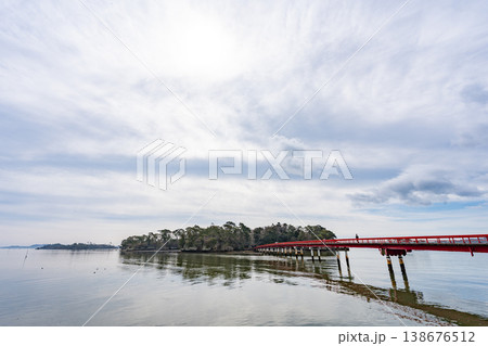 松島 福浦橋の赤い橋と島を結ぶ風景 宮城県 日本三景 松島 福浦橋の赤い橋と島を結ぶ風景 宮城県 日本三景 138676512