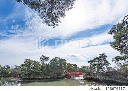 松島 雄島 渡月橋 赤い橋がつなぐ神聖な島の風景 宮城県 138676517