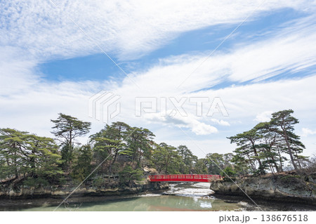 松島 雄島 渡月橋 赤い橋がつなぐ神聖な島の風景 宮城県 138676518