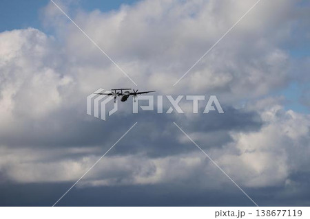 稚内空港の滑走路に向かい着陸態勢に入る全日空プロペラ旅客機 稚内空港の滑走路に向かい着陸態勢に入る全日空プロペラ旅客機 138677119
