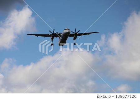 強い風の中で機体を揺らしながら稚内空港に着陸する全日空機 138677120