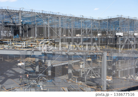 鉄骨上にデッキプレートを敷設する床施工作業 スロープ構造施工中1 鉄骨上にデッキプレートを敷設する床施工作業 スロープ構造施工中1 138677516