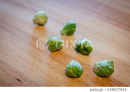 木のテーブルに置かれた芽キャベツ 138677633