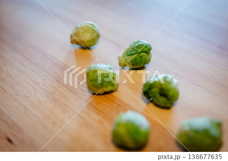 木のテーブルに置かれた芽キャベツ 138677635