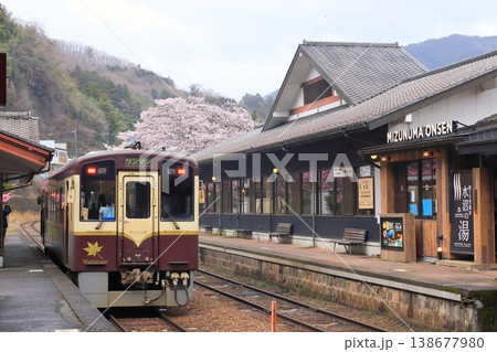 わたらせ渓谷鐵道「ホーム上に温泉施設のある水沼駅」 わたらせ渓谷鐵道「ホーム上に温泉施設のある水沼駅」 138677980