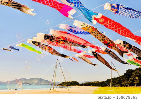 青空の海岸を泳ぐ鯉登り 138678365