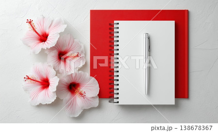 白背景のデスクに開いたノートとペン　ハイビスカス 138678367