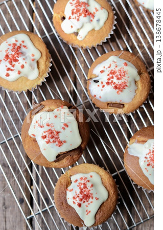 ケーキクーラーに並べた作りたてのイチゴチョコマフィン ケーキクーラーに並べた作りたてのイチゴチョコマフィン 138678445