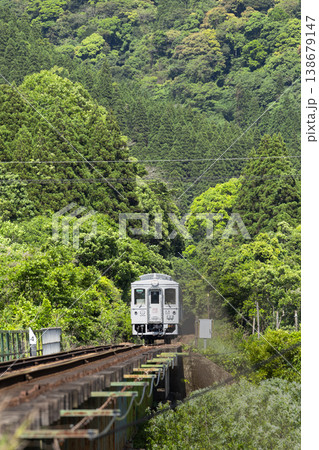 宮崎県日南市北郷町谷之城トンネルと新緑を走る日南線海幸山幸 138679147