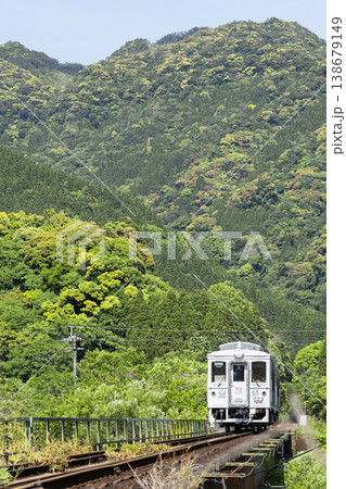 宮崎県日南市北郷町谷之城トンネルと新緑を走る日南線海幸山幸 138679149