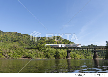 宮崎県日南市北郷町深緑と広渡川鉄橋を進行する日南線海幸山幸 138679155
