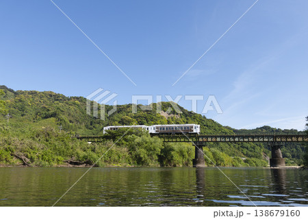宮崎県日南市北郷町深緑と広渡川鉄橋を進行する日南線海幸山幸 138679160