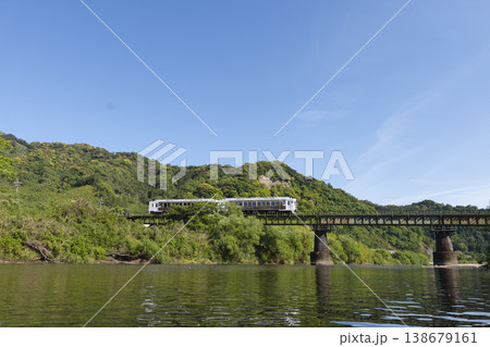 宮崎県日南市北郷町深緑と広渡川鉄橋を進行する日南線海幸山幸 138679161