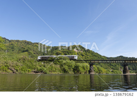 宮崎県日南市北郷町深緑と広渡川鉄橋を進行する日南線海幸山幸 138679162