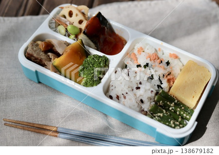 仕切り一体型弁当箱を使ったヘルシーな和食弁当 138679182