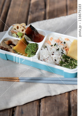 仕切り一体型弁当箱を使ったヘルシーな和食弁当 138679183