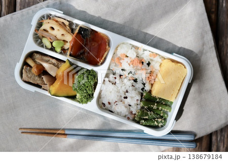仕切り一体型弁当箱を使ったヘルシーな和食弁当 138679184