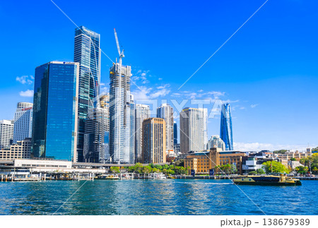 シドニー　サーキュラー・キーのフェリー乗り場とシティ・オブ・シドニーの高層ビル 138679389