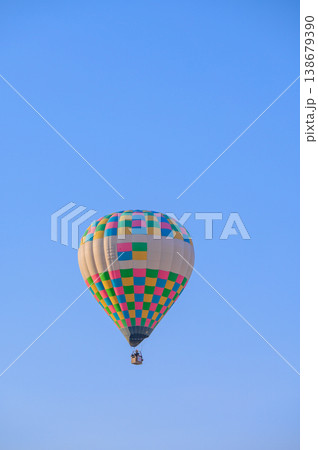 大空を飛ぶ熱気球【安曇野】 大空を飛ぶ熱気球【安曇野】 138679390